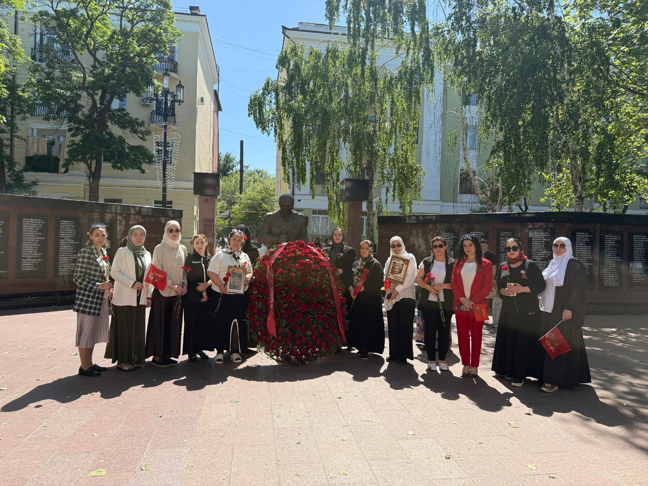 Сегодня 9 мая коллектив нашей школы МБОУ СОШ 41 им. Багирова Э. Р принял участие торжественном праздничном митинге в честь 80-Летия победы. И в шествии Бессмертного полка на главной площади..